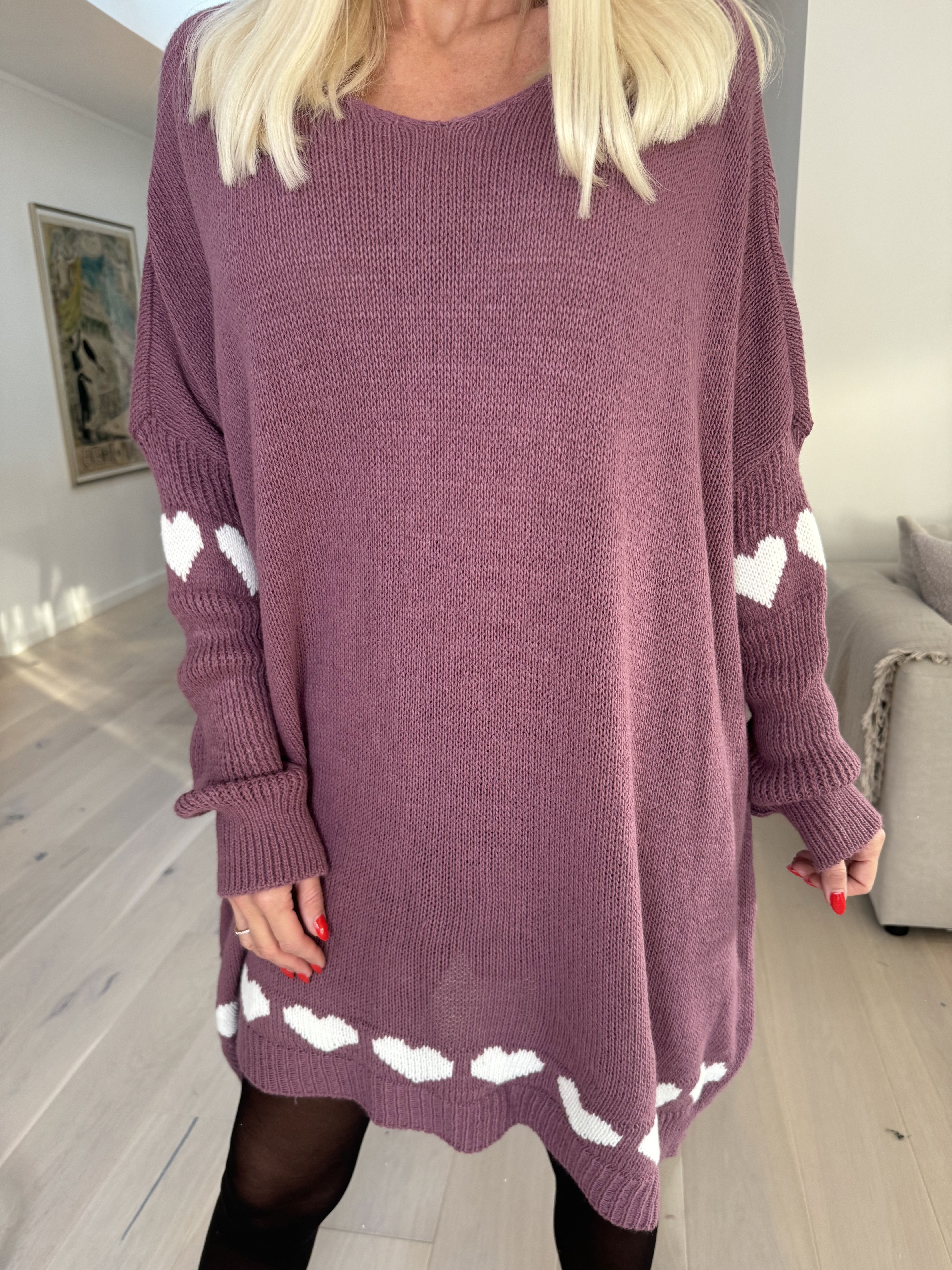 Katerina - Stickad klänning med söta hjärtdetaljer